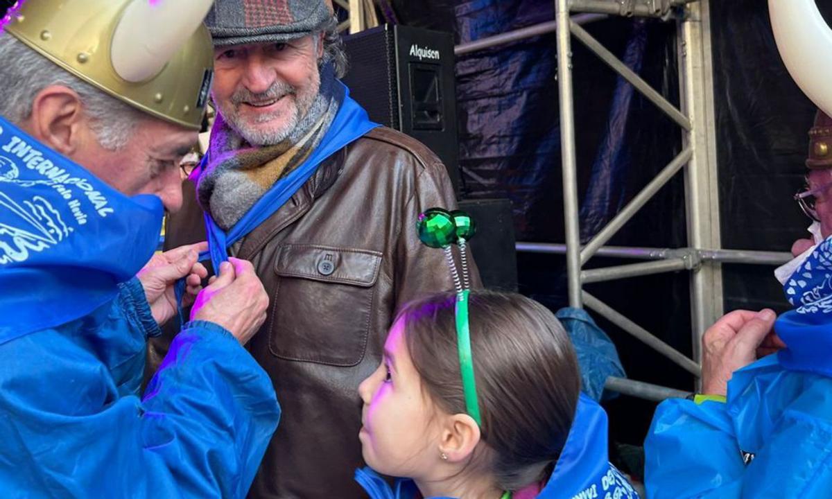 La Alcaldesa, con los sobrinos-nietos de Hevia, Álvaro y Delia Martínez, que sostienen la carabela de plata en memoria del impulsor del Descenso. | C. G.