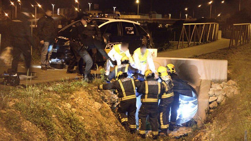 Feuerwehr und Polizei beim Abtransport der Leiche