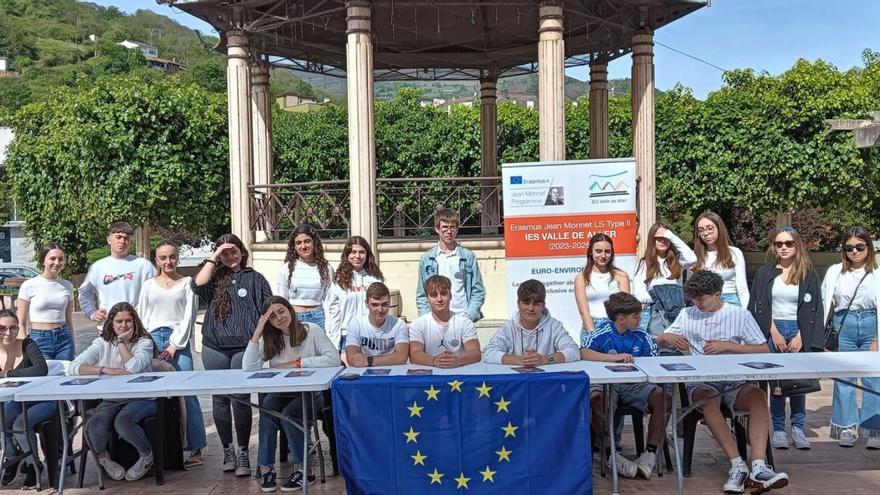 La UE, de &quot;campaña&quot; en Moreda: los alumnos del IES de Aller invitan a los vecinos a votar en las próximas elecciones europeas