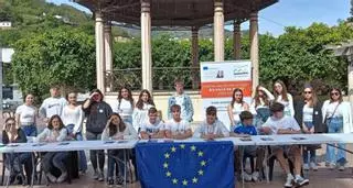La UE, de "campaña" en Moreda: los alumnos del IES de Aller invitan a los vecinos a votar en las próximas elecciones europeas