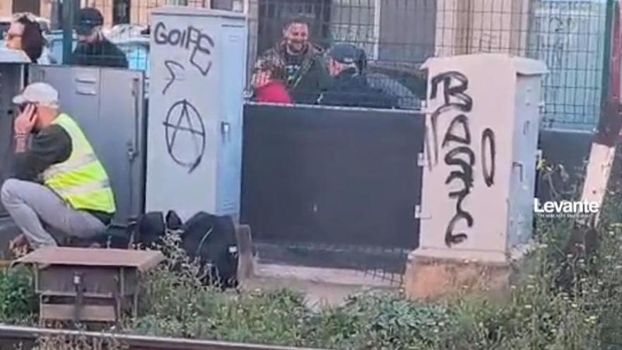 Un técnico intenta reparar una nueva avería en lasbarreras del paso a nivel de Alfafar.