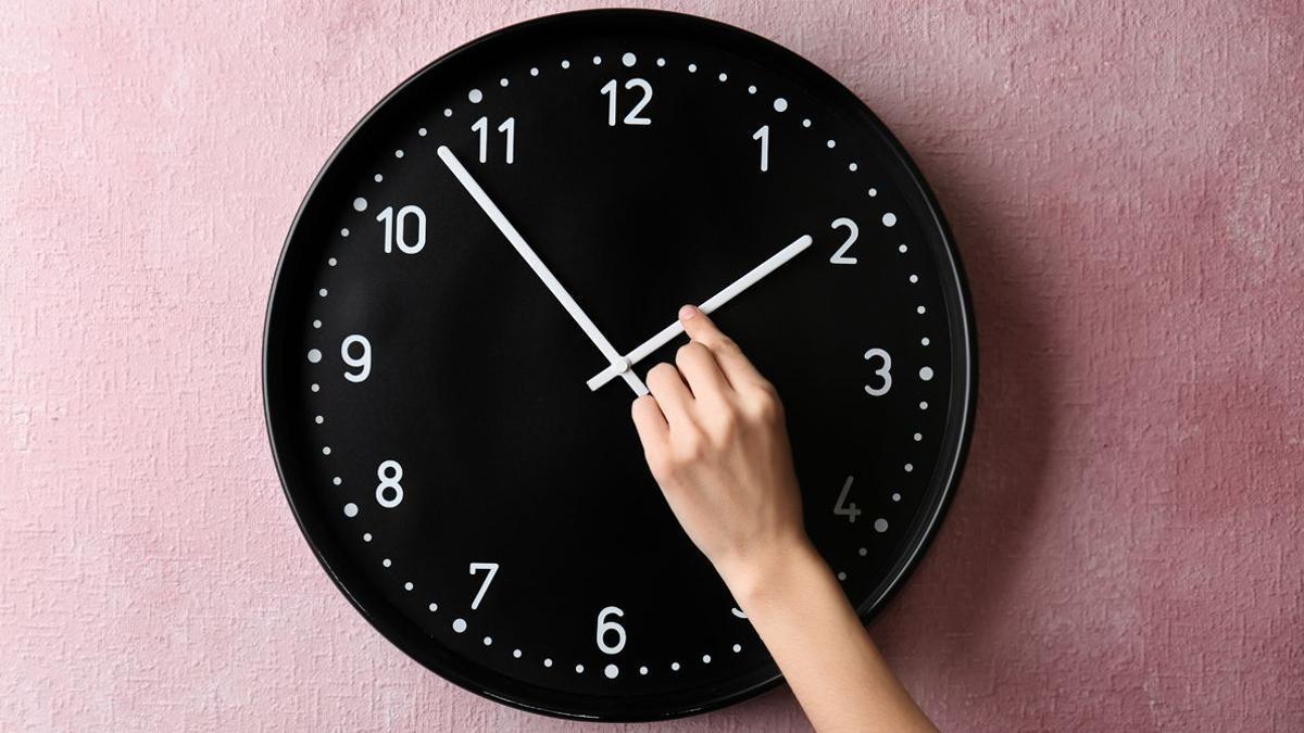 Ja hi ha data per al canvi d’hora del 2026: la matinada que et farà dormir menys