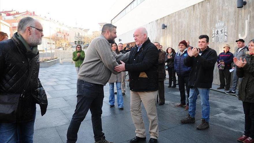 Casi 100 personas piden el indulto para Alberto Cañedo