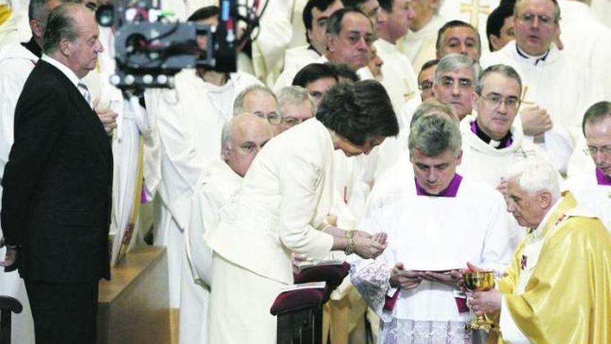 La Reina Sofía recibe la comunión de manos del papa Benedicto XVI en la misa celebrada en la Sagrada Familia.