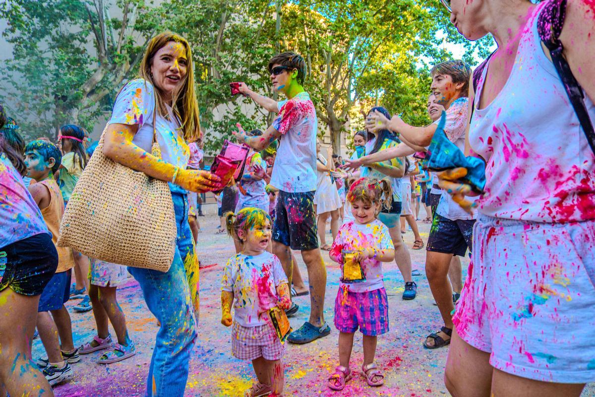 La festa Holi omple de colors els Jardins del Casino de Manresa La festa Holi omple de colors els Jardins del Casino de Manresa
