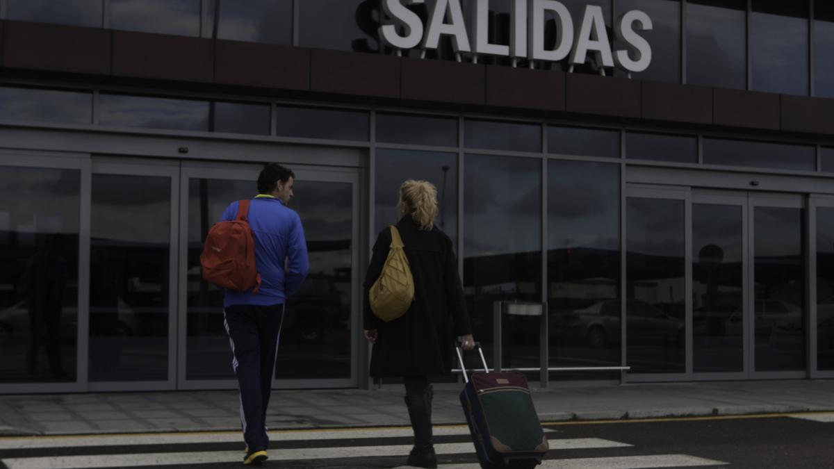 Dos pasajeros se dirigen a la terminal de Salidas del aeropuerto de Badajoz.