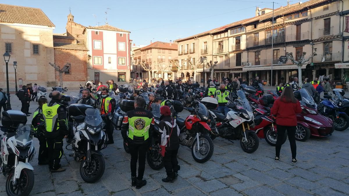 Motoristas esperan el inicio del homenaje a las víctimas en la Glorieta de Toro