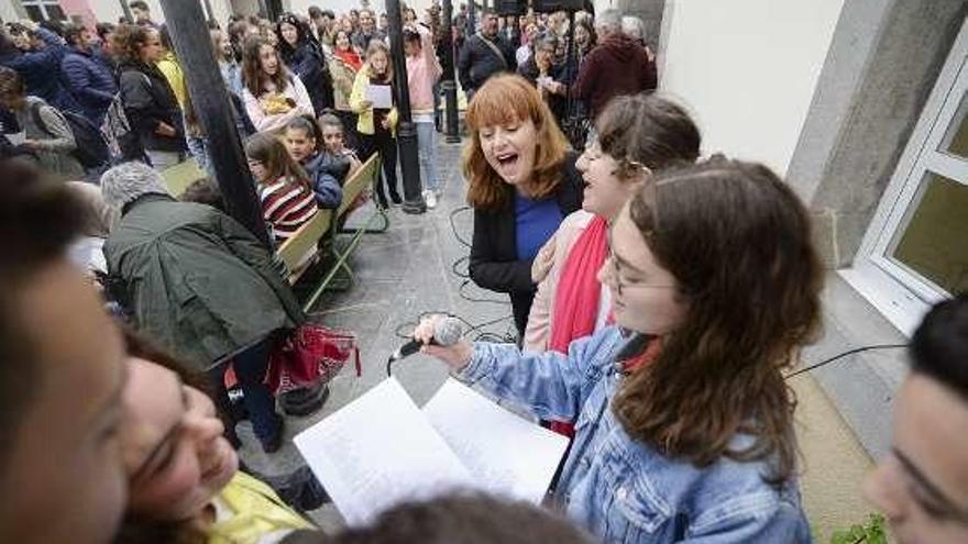 Los jóvenes de Gozón bailan contra la homofobia