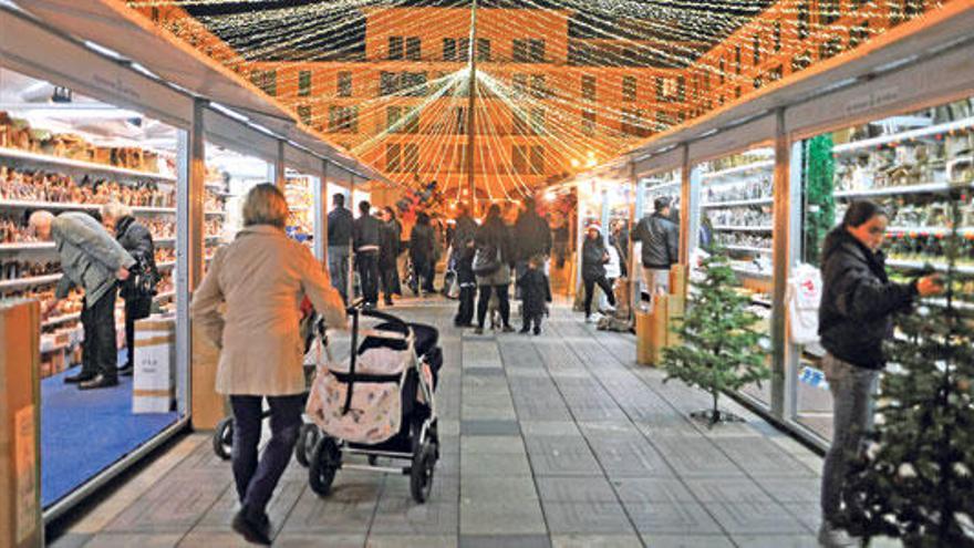 Mercado navideño de la Plaza Major bajo el tradicional alumbrado.