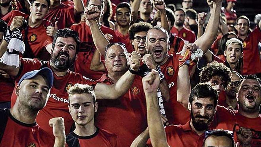 Aficionados del Mallorca animan durante un partido en Son Moix.