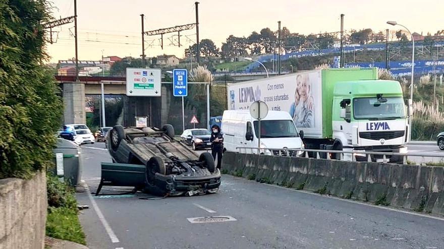 Accidente con un vehículo volcado en avenida de San Cristóbal.