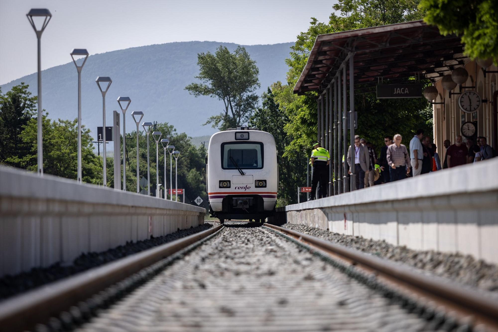 En imágenes | Así ha sido el viaje inaugural del Canfranero en su vuelta a la actividad tras las obras de remodelación de la línea