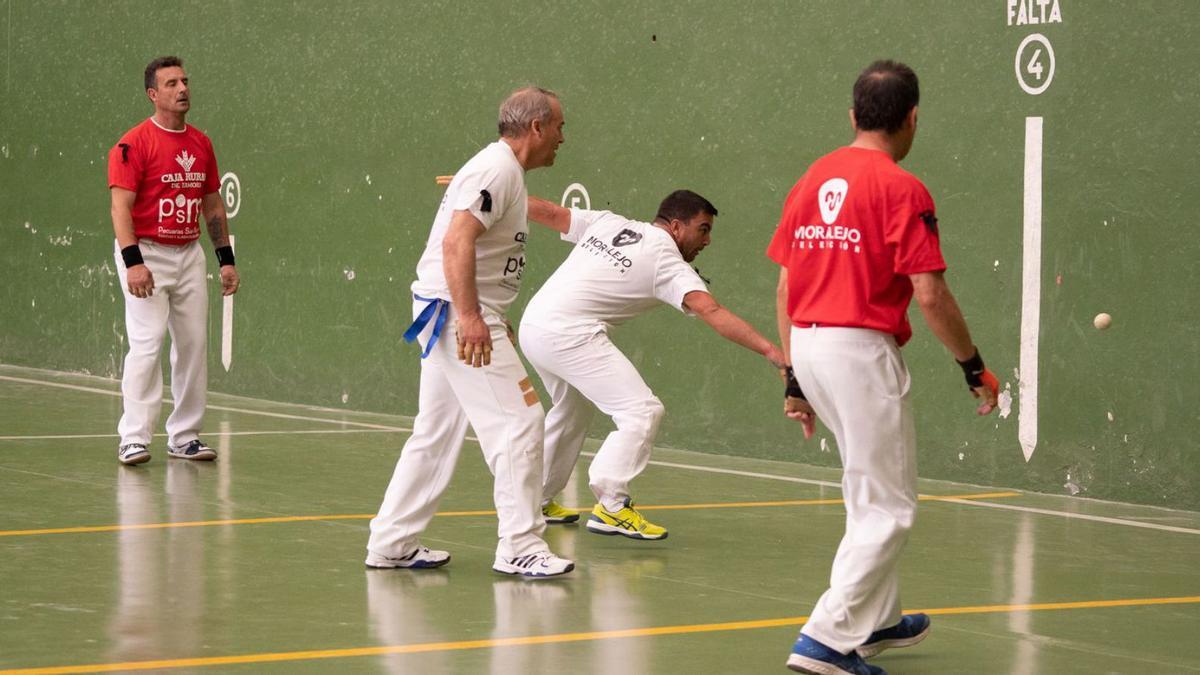 Un pelotari trata de golpear la bola en el cuatro durante una de las semifinales jugada ayer. | J. L. F.