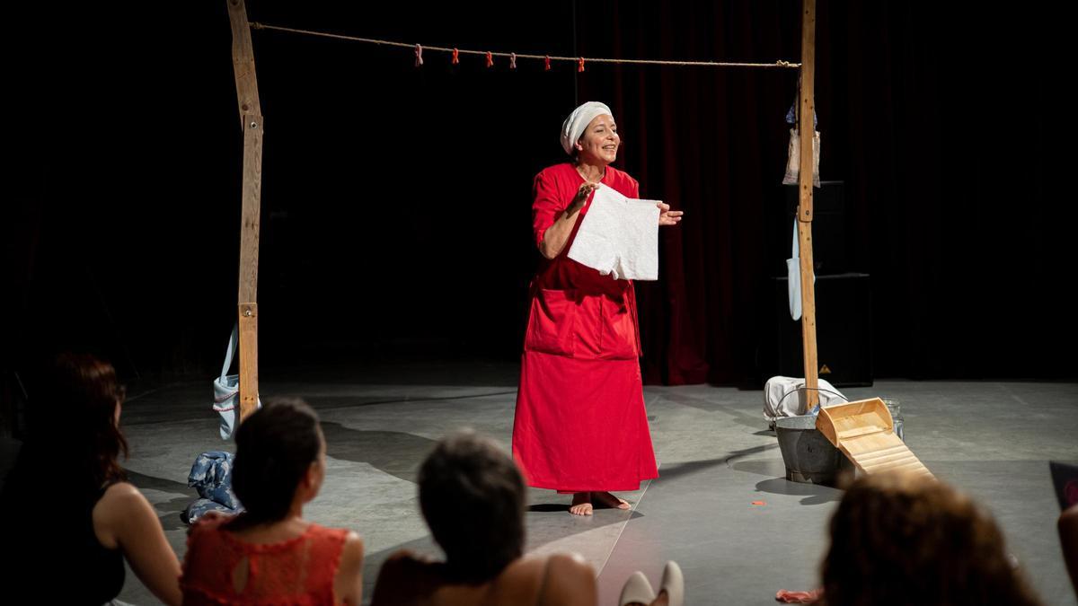 Una escena de l’espectacle «(h)ovo. Retaule d’una dona sense òvuls».