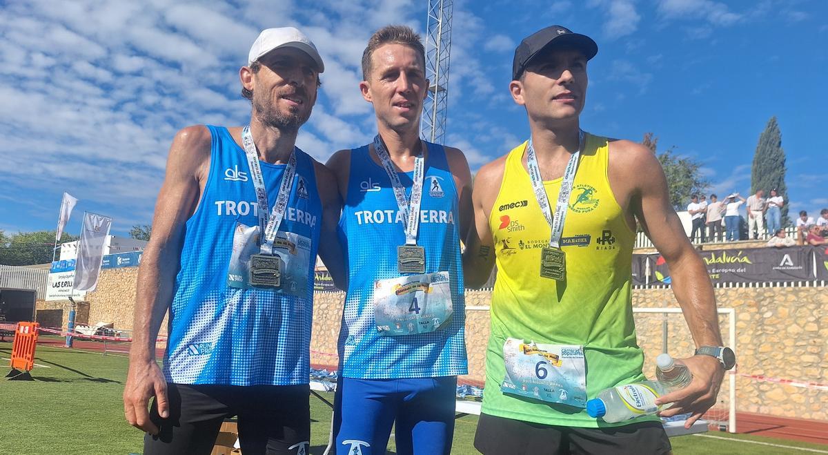 Rubén Álvarez (tercero), Sergio Ortiz (primero) y Jesús Alguacil (segundo), en la meta de la carrera de Hornachuelos.