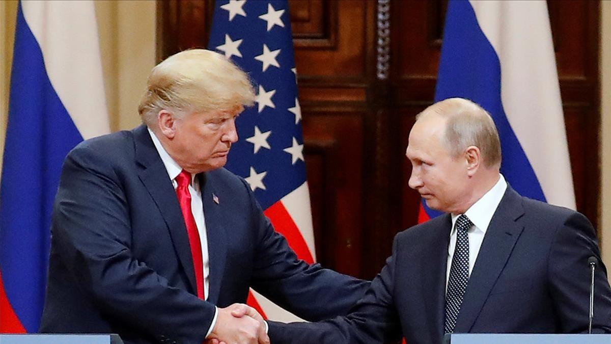 EPA1966  HELSINKI (FINLANDIA)  16 07 2018 - El presidente estadounidense  Donald J  Trump (i)  y su homologo ruso  Vladimir Putin (d)  ofrecen una rueda de prensa conjunta tras la cumbre formal entre ambos dirigentes celebrada en el Palacio Presidencial de Helsinki  Finlandia  hoy  16 de julio de 2018  EFE  Anatoly Maltsev