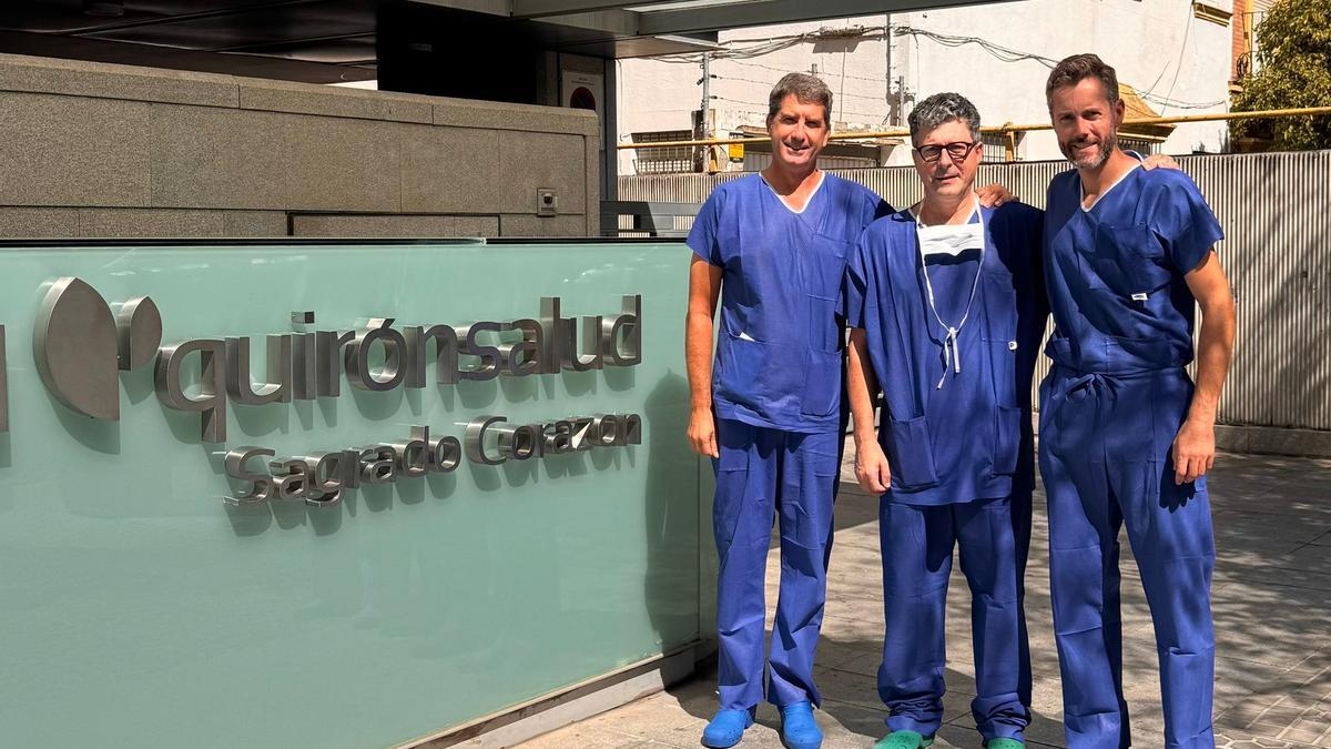 Los doctores José Lirola, Daniel Cansino y Paulo Rego tras la intervencion