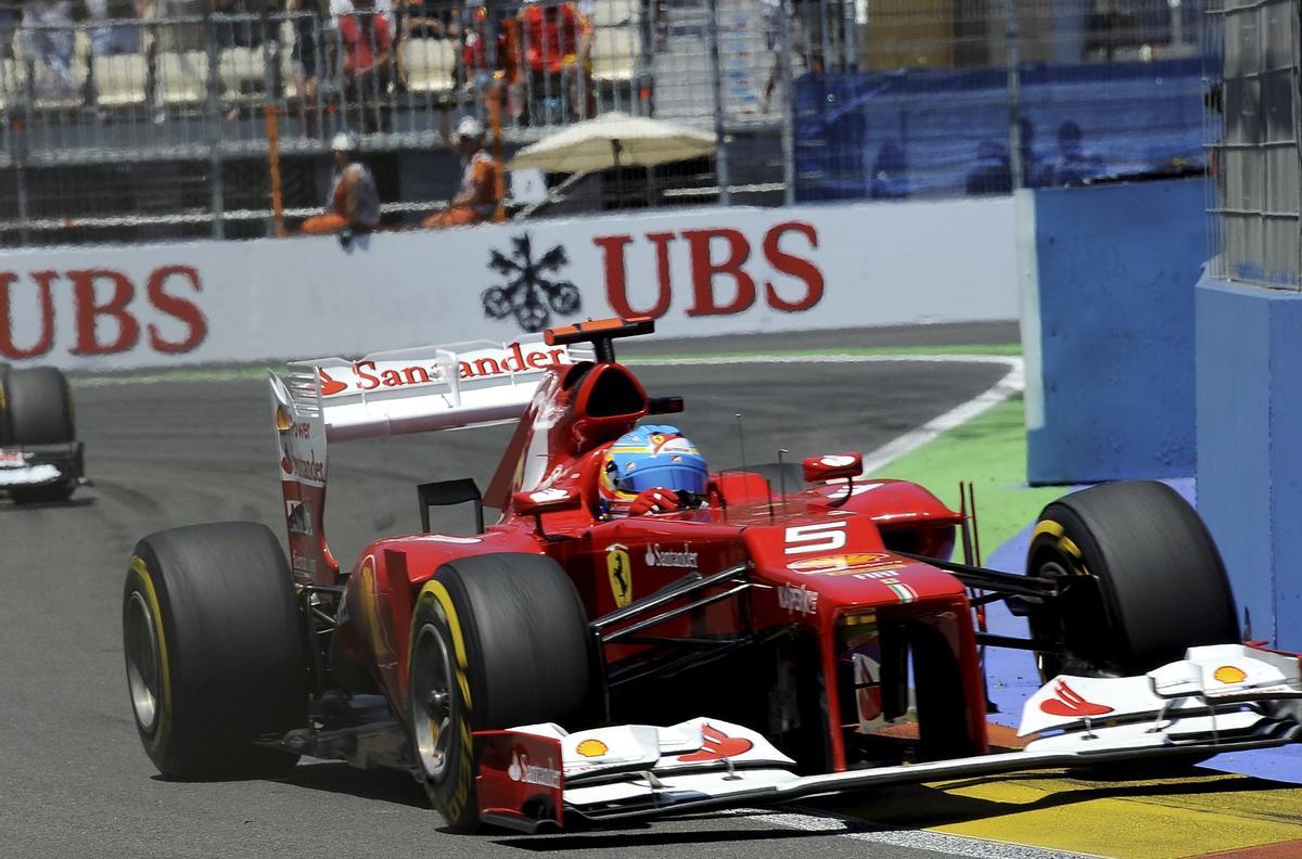 Fernando Alonso, apurando cada curva del circuito de Valencia