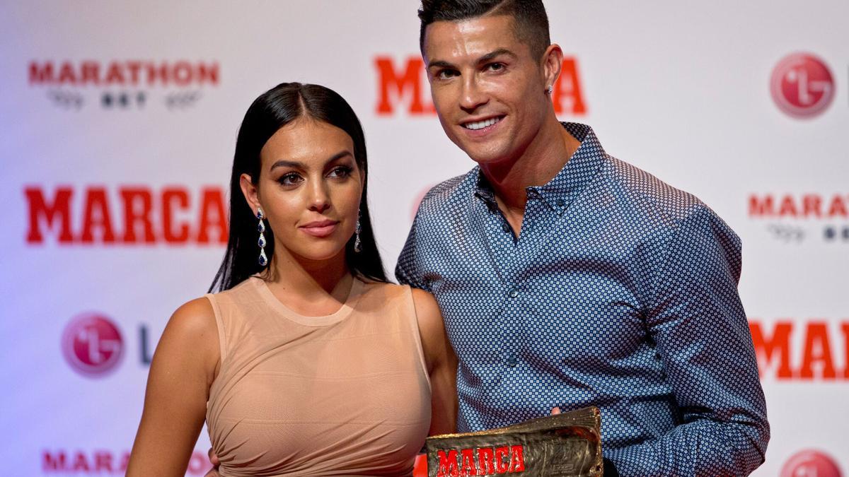 Cristiano Ronaldo posa con su pareja, la modelo Georgina Rodriguez.