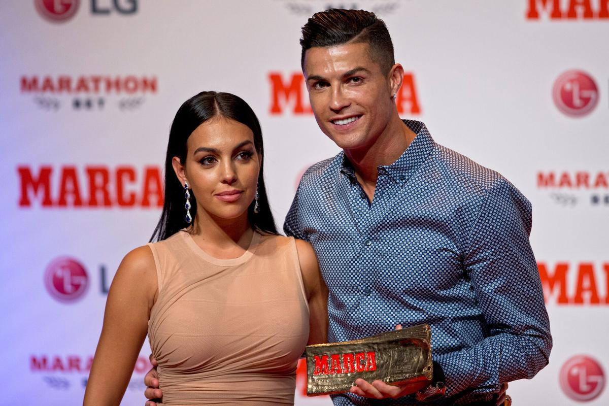 Cristiano Ronaldo posa con su pareja, la modelo Georgina Rodriguez.