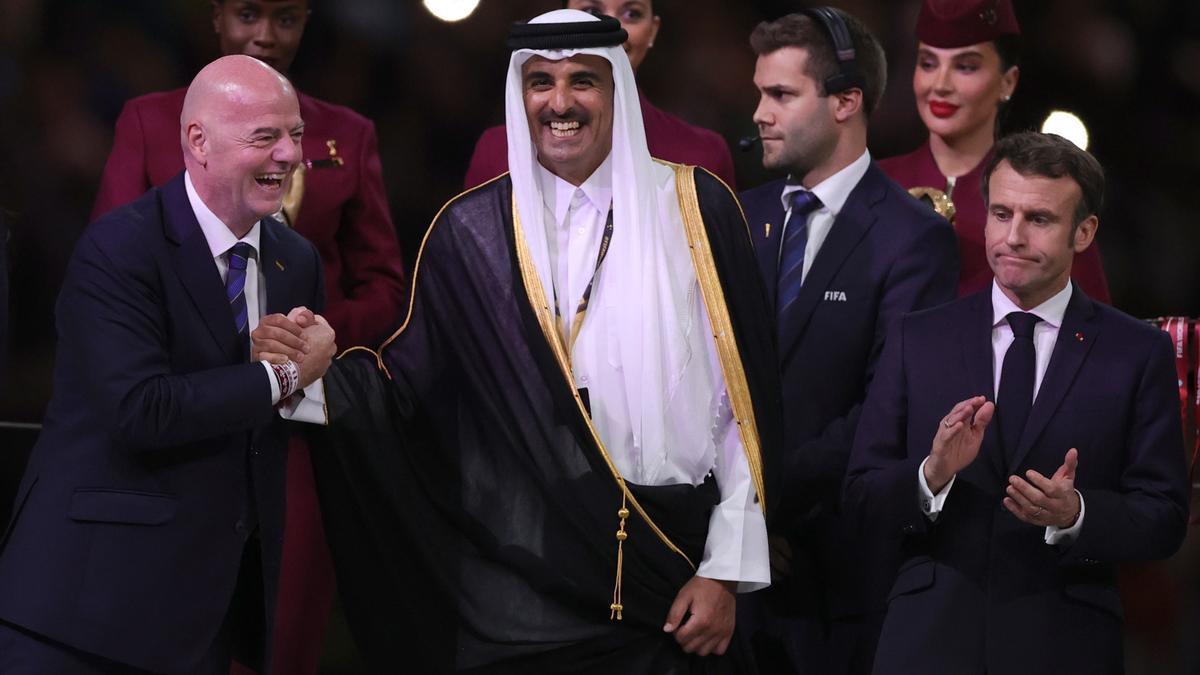 El presidente de la FIFA, Gianni Infantino, el emir de Qatar Tamim bin Hamad Al Thani, y el presidente de Francia, Emmanuel Macron.