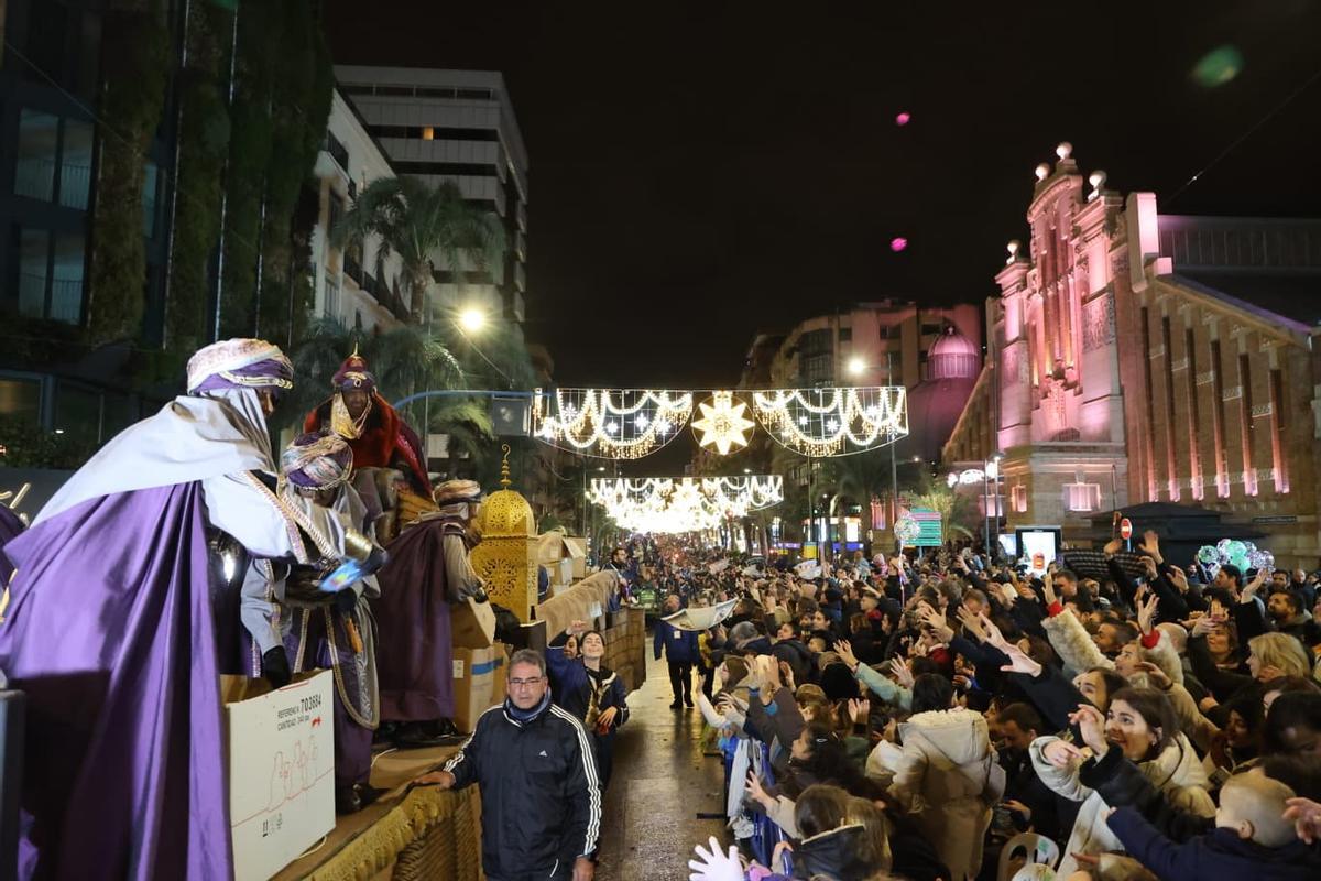 Alicante desafía las bajas temperaturas para ver la Cabalgata de Reyes Magos
