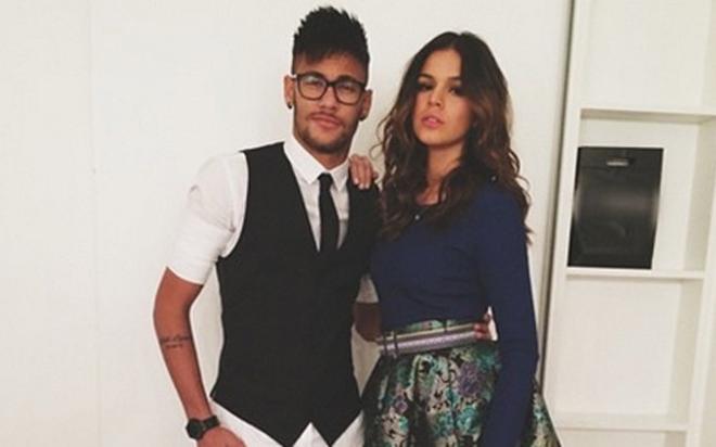 Neymar, junto a su novia, justo antes de una grabación.