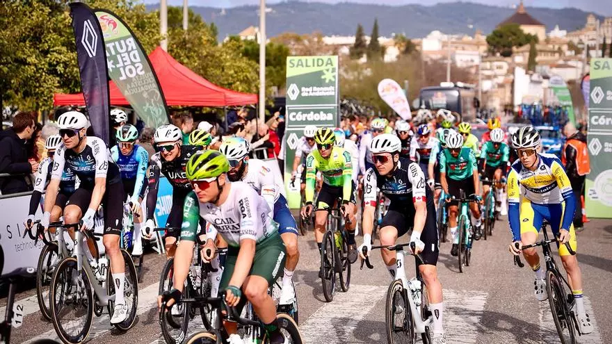 Córdoba recibe la salida de una etapa de la Vuelta a Andalucía que gana Diego Uriarte