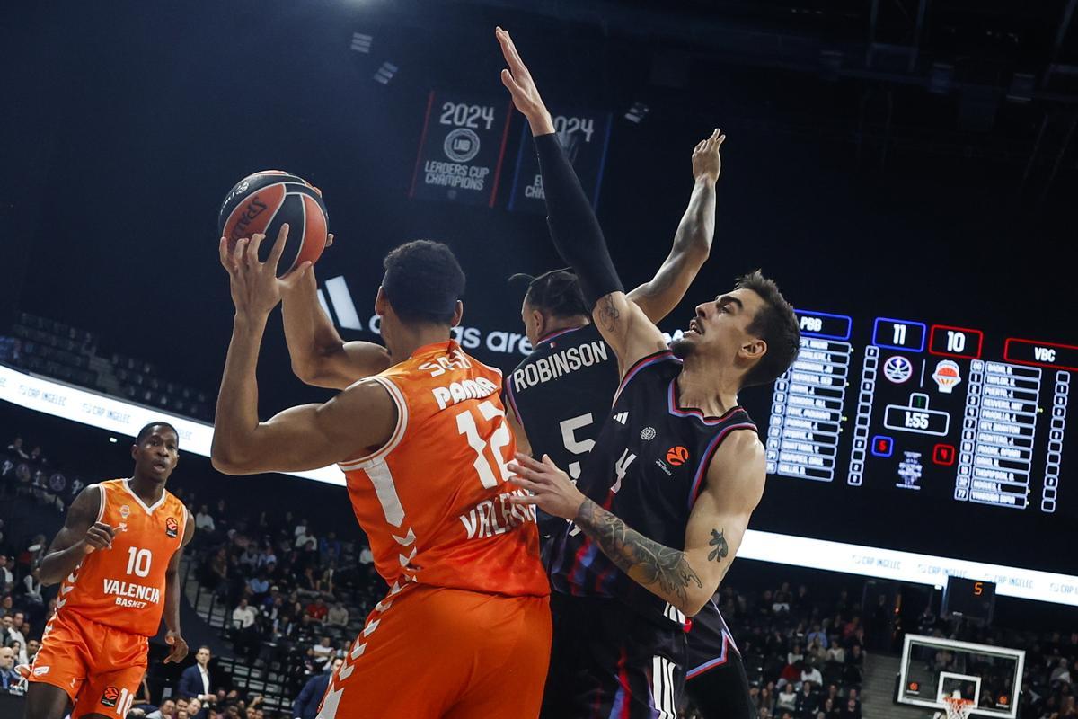 Paris (France), 13/11/2025.- Leopold Cavaliere (R) of Paris Basket and Neal Sako (L) of Valencia Basket Club in action during the Euroleague Basketball match between Paris Basketball and Valencia Basket Club in Paris, France, 13 November 2025. (Baloncesto, Euroliga, Francia) EFE/EPA/Mohammed Badra