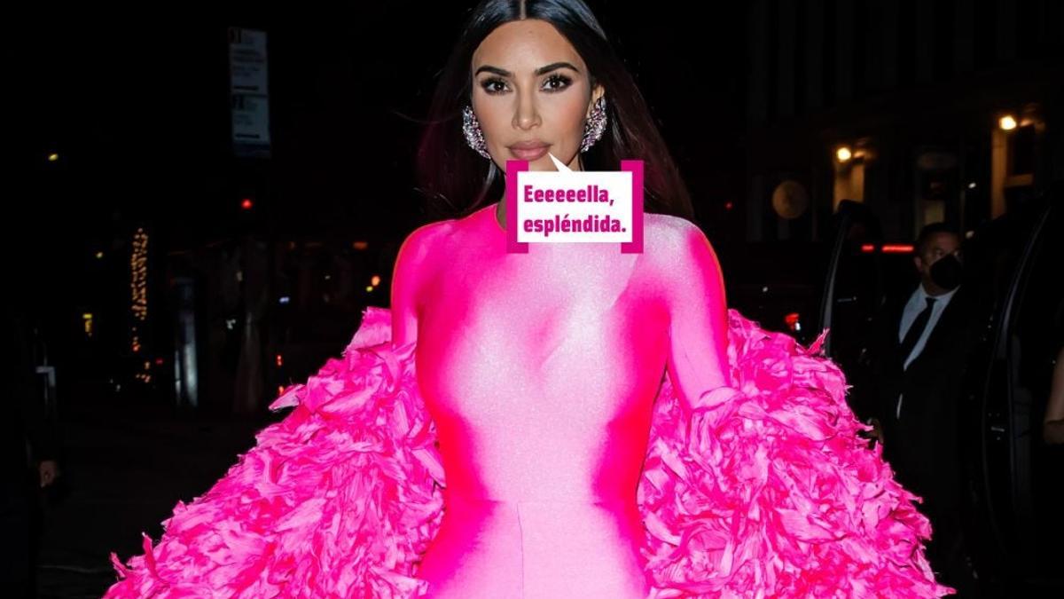 Kim Kardashian vestida de rosa y muy espléndida