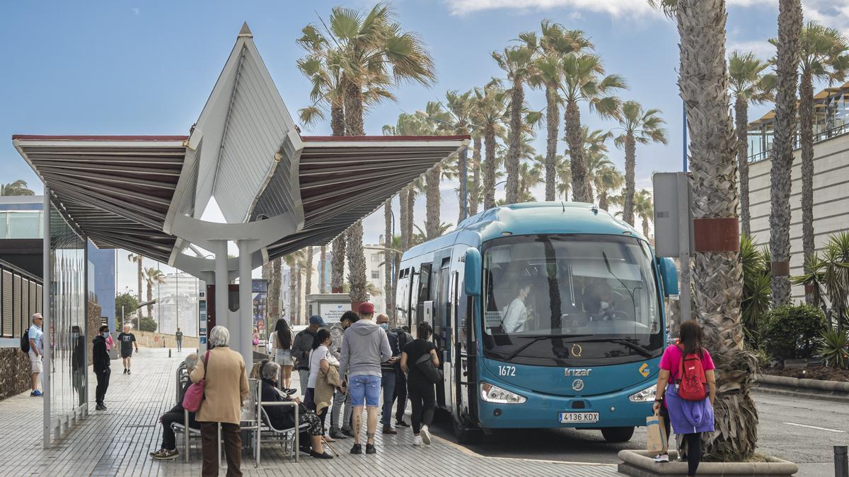 Una guagua de la empresa Global recoge pasajeros en la parada del Auditorio Alfredo Kraus.