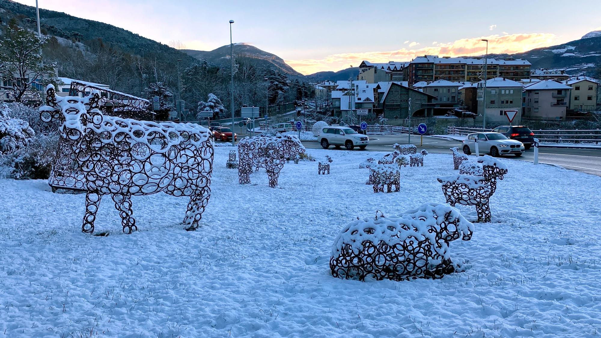 Nieve en una de las entradas principales a La Seu d'Urgell por la N-260, junto a unas esculturas decorativas