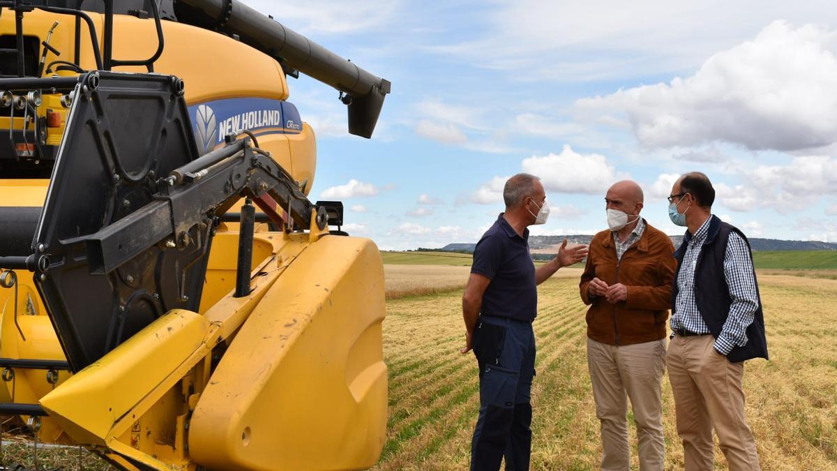 El consejero de Agricultra, en el centro, en la provincia de Palencia presentando las cigras de la cosecha en Castilla y León