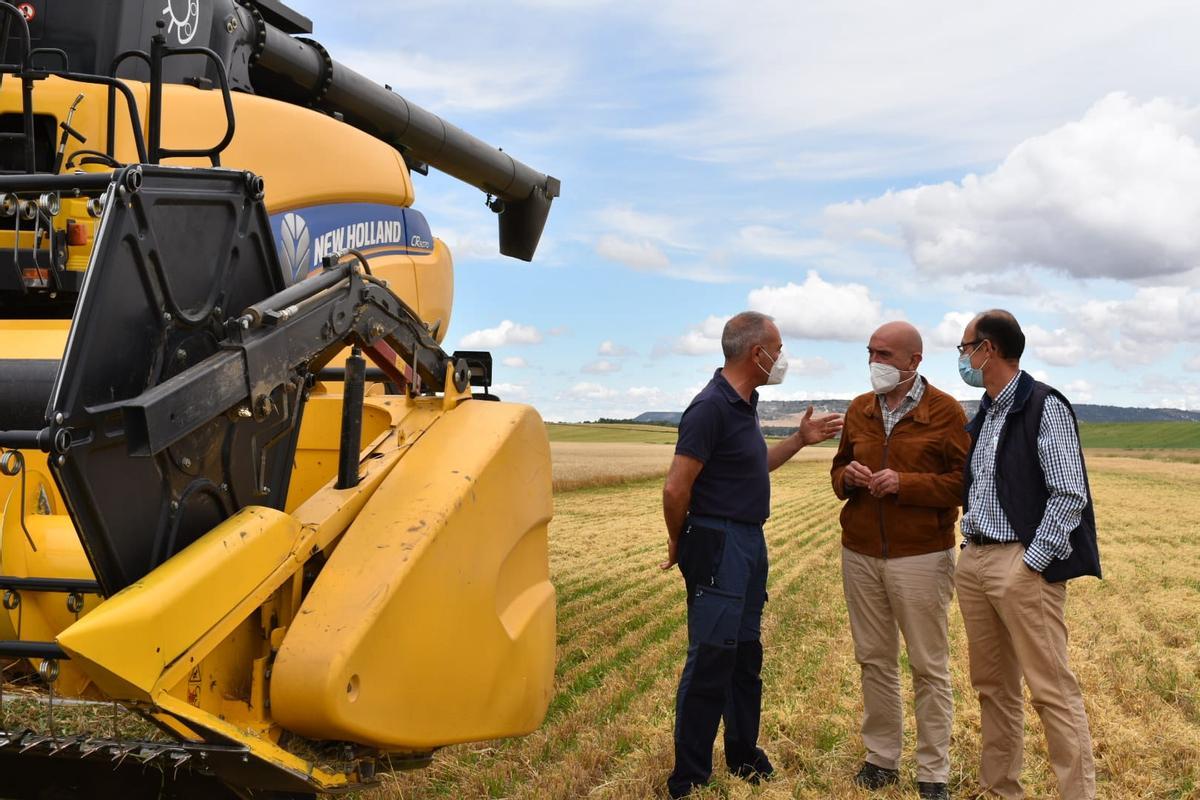 El consejero de Agricultra, en el centro, en la provincia de Palencia presentando las cigras de la cosecha en Castilla y León