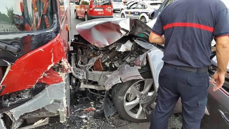 Un anciano herido al chocar su coche contra un autobús