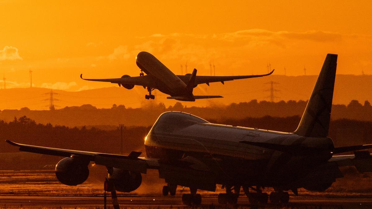 Frankfurt/Main: Ein Flugzeug startet im letzten Licht der Sonne am Flughafen Frankfurt.