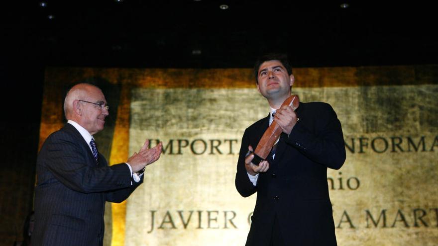 Javier García recibe el premio
