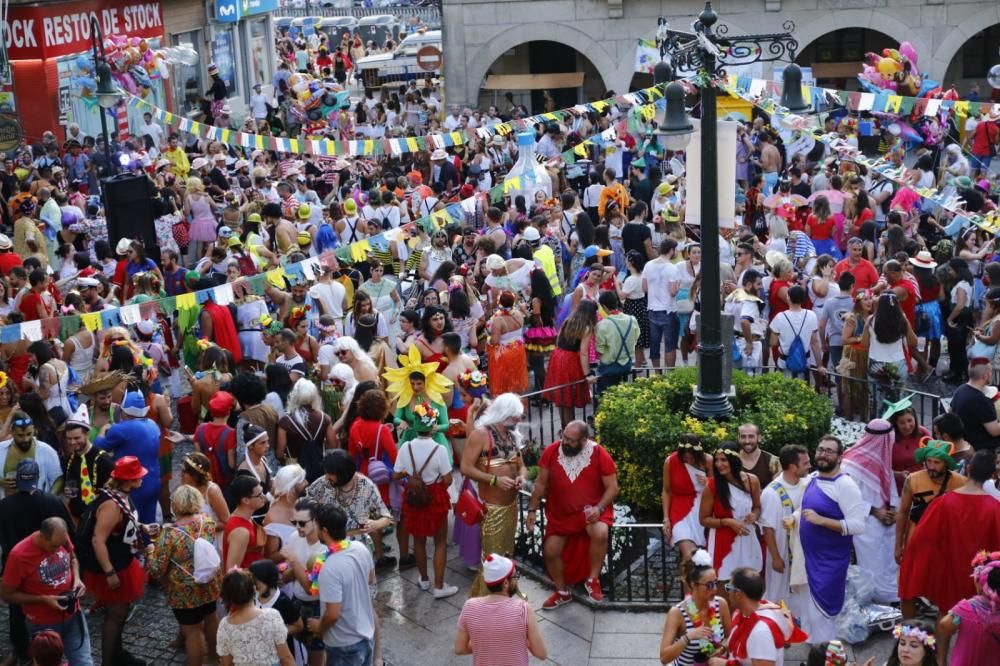 El "Entroido de Verán" atrae a miles de personas engalanados con originales disfraces.