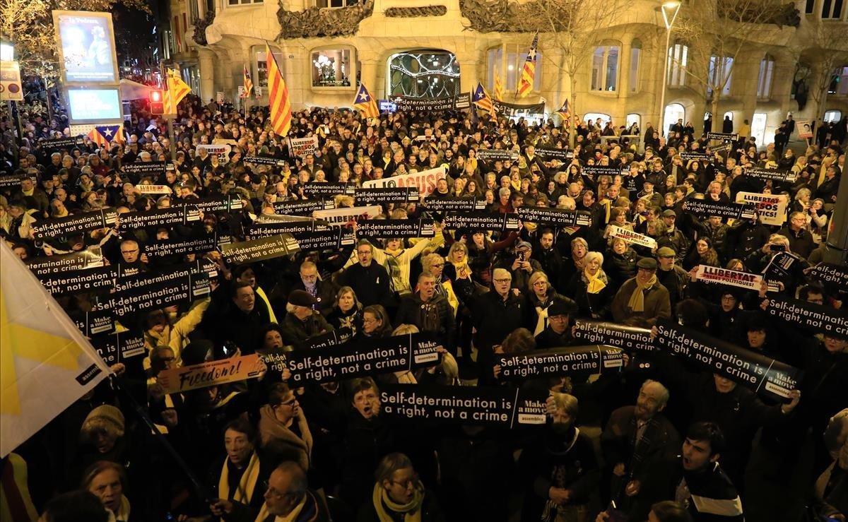 Concentración convocada por la ANC, esta tarde, ante la sede de la Comisión Europea, en Barcelona.