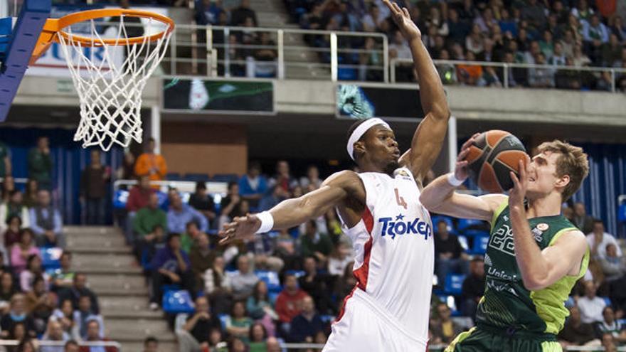 Petway intenta frenar una penetración de Dragic durante el encuentro en el Martín Carpena.