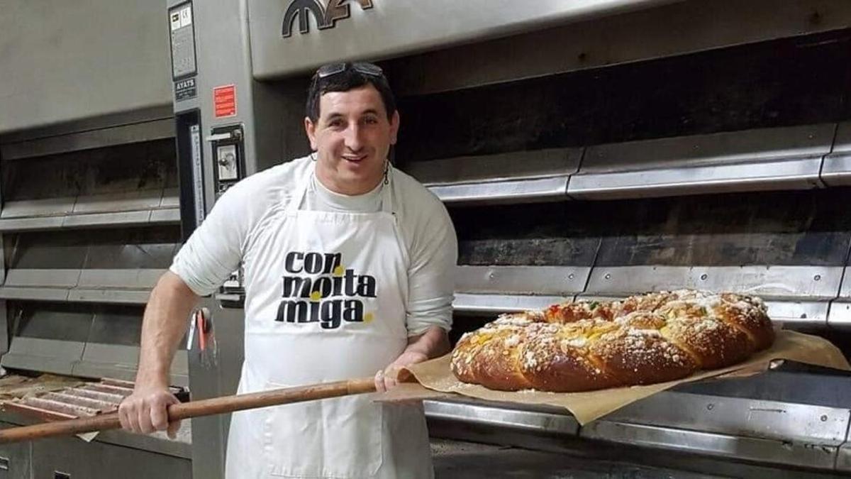 Andrés Romero, elegido como uno de los 50 mejores panaderos de España, con una rosca