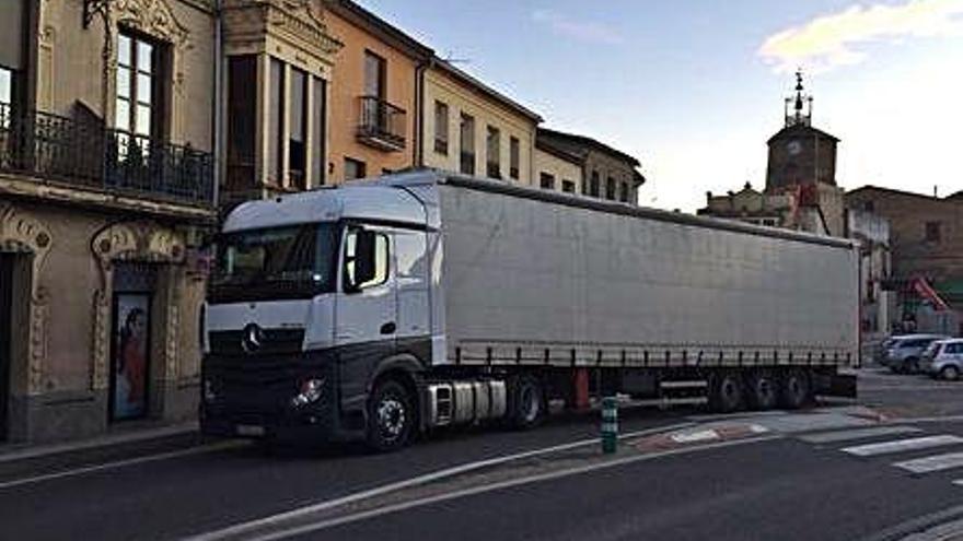 Camión de gran tonelaje pasa por la travesía de la N-122 en Alcañices.