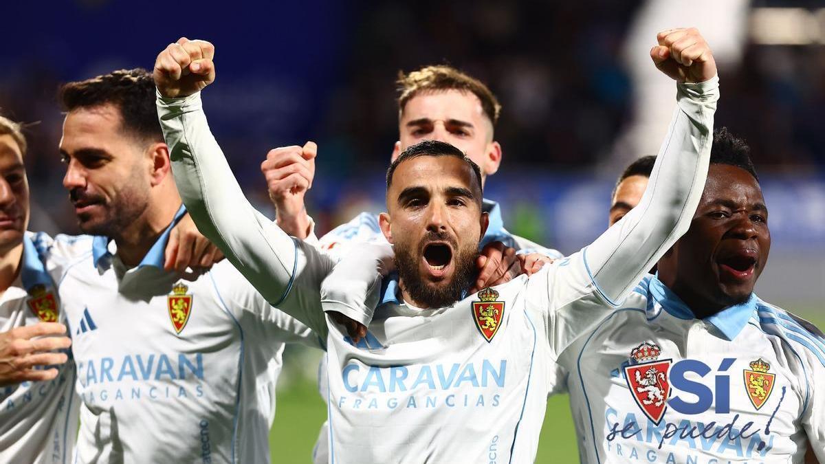 Rober celebra con sus compañeros el tanto anotado al Almería.