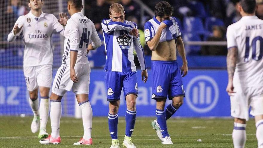 Álex Bergantiños y Arribas se lamentan tras uno de los goles del Madrid en el partido de la semana pasada.