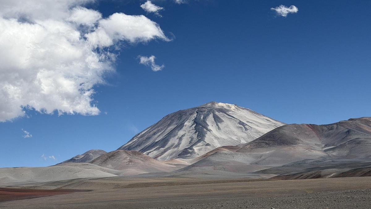 El aventurero tinerfeño Juan Diego Amador asciende el Ojos del Salado, en Chile