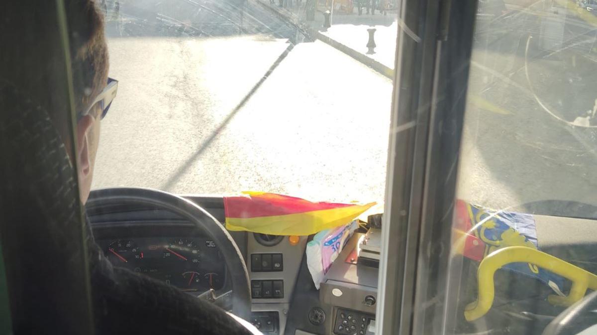 La 'senyera' en el cristal del autobús lanzadera entre Torrent y València.