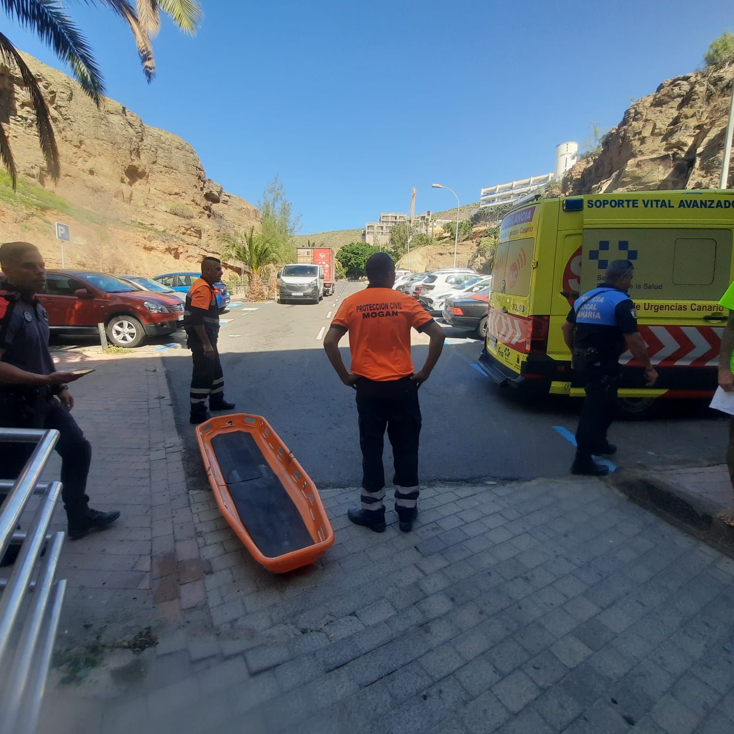 Un hombre muere tras ser rescatado inconsciente de una playa de Mogán