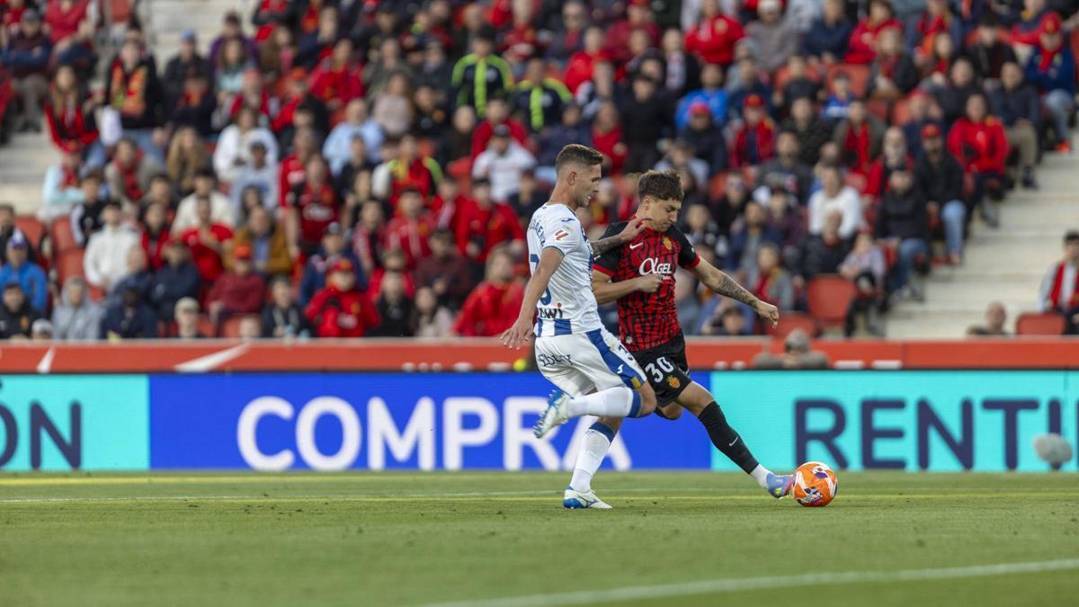 Marc Domènech intenta disparar al meta del Leganés.