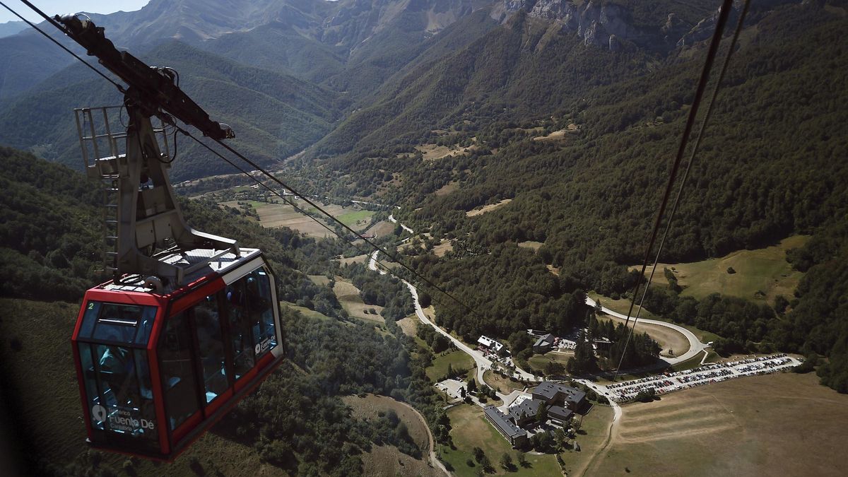 Vista de una de las cabinas del teleférico de Fuente Dé, en Cantabria, que ha batido récords de turistas este año.
