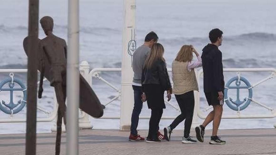 Varias personas, ayer, en el paseo marítimo de Salinas.